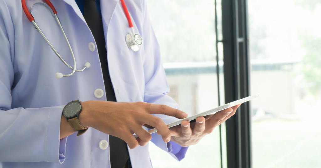 Profesionales sociosanitarios gestionando la medicación desde Soft4care, integrada con el sistema de Receta Electrónica de Navarra (LAMIA).