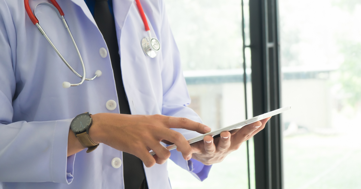 Profesionales sociosanitarios gestionando la medicación desde Soft4care, integrada con el sistema de Receta Electrónica de Navarra (LAMIA).